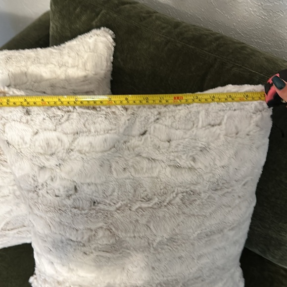 FAUX FUR PILLOWS - set of 2 (17x17) - Picture 5 of 6